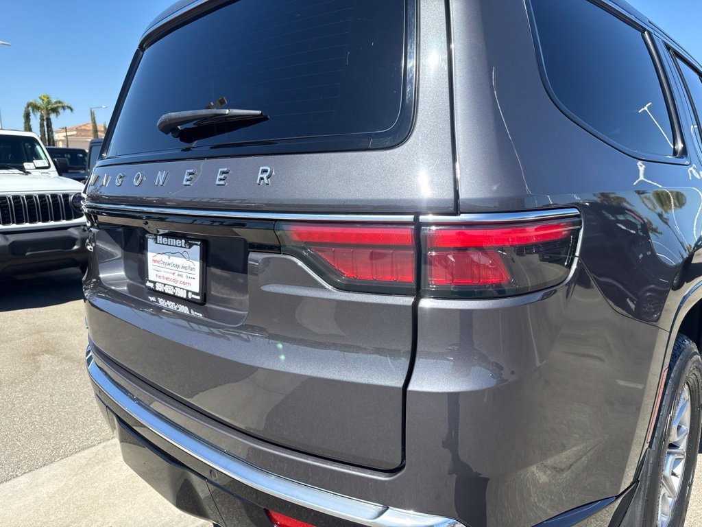 Used 2023 Jeep Wagoneer 4WD image 12