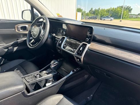 Used 2023 Kia Sorento S w/ Panoramic Sunroof Package AWD/4WD image 25