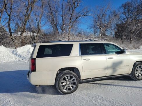 Used 2015 Chevrolet Suburban LTZ image 7