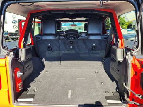 Used 2018 Jeep Wrangler Unlimited Sahara w/ Cold Weather Group AWD/4WD image 35