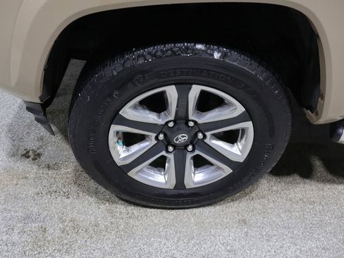 Used 2016 Toyota Tacoma Limited w/ Towing Package AWD/4WD image 19