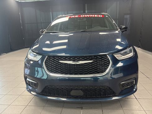 Used 2025 Chrysler Pacifica Select image 9