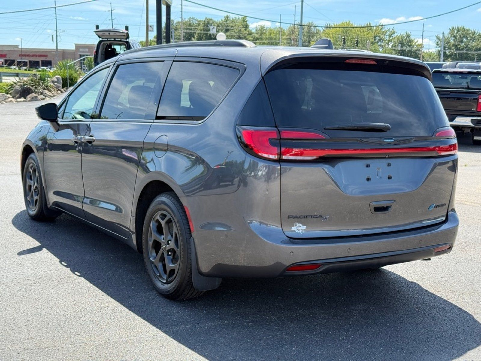 Used 2021 Chrysler Pacifica Limited w/ Uconnect Theater Family Group FWD image 6