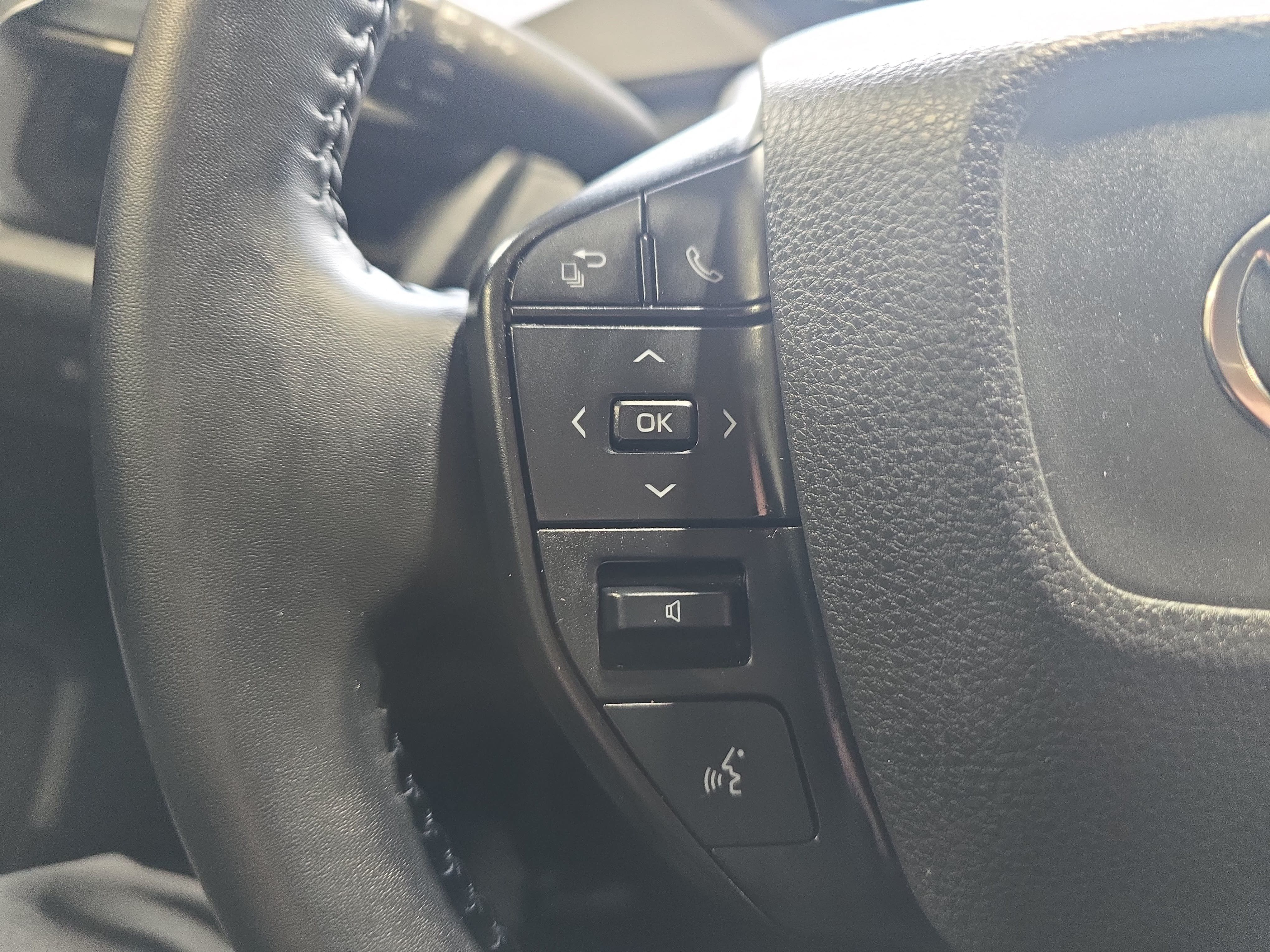Used 2025 Toyota Prius LE FWD image 16