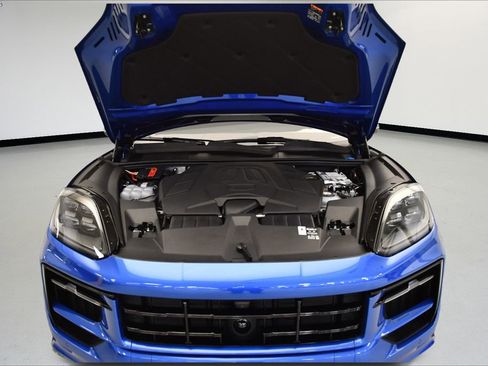 Used 2025 Porsche Cayenne S image 12