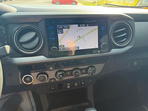 Used 2018 Toyota Tacoma TRD Off-Road AWD/4WD image 21