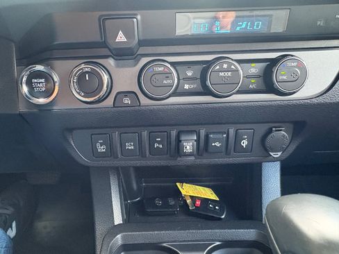 Used 2022 Toyota Tacoma TRD Sport w/ Technology Package AWD/4WD image 17