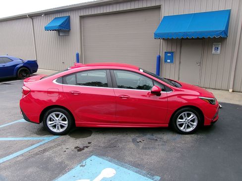 Used 2018 Chevrolet Cruze LT w/ Convenience Package image 6