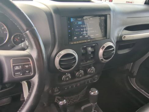 Used 2013 Jeep Wrangler Unlimited Sahara w/ Connectivity Group image 31