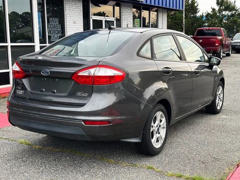 Used 2015 Ford Fiesta SE image 3