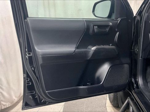 Used 2022 Toyota Tacoma TRD Off-Road image 9