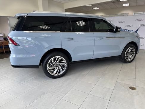 Used 2025 Lincoln Navigator Reserve AWD/4WD image 7
