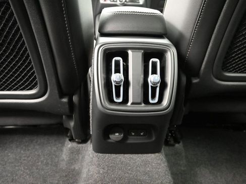 Used 2025 Volvo XC40 B5 Core AWD/4WD image 15