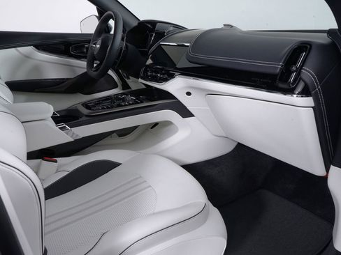 Used 2025 Aston Martin DBX 707 image 31