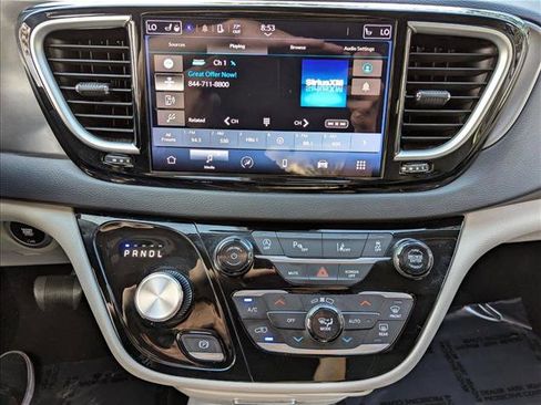 Used 2023 Chrysler Pacifica Touring-L image 14