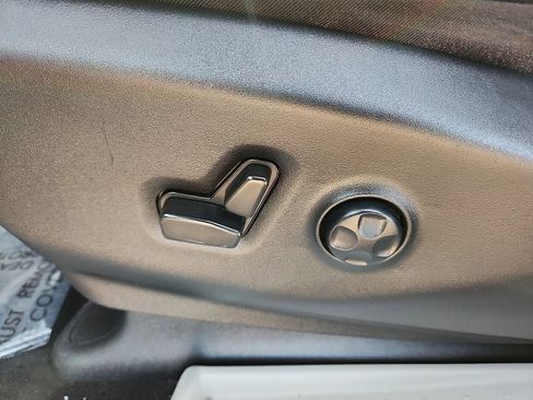 Used 2023 Chrysler Pacifica Touring-L image 12