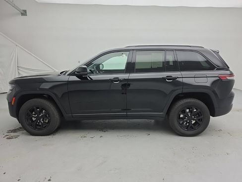 Used 2025 Jeep Grand Cherokee Altitude AWD/4WD image 8