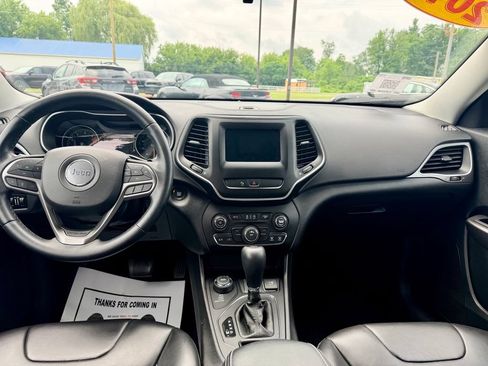Used 2019 Jeep Cherokee Latitude Plus AWD/4WD image 14