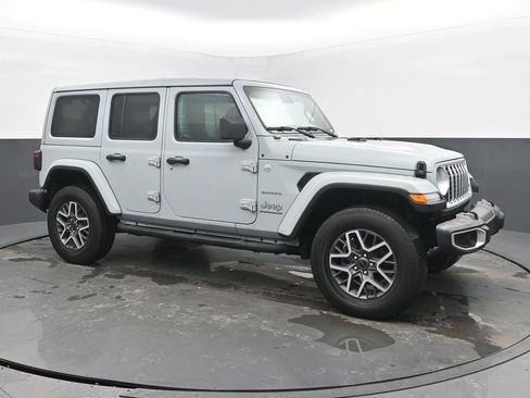 Used 2024 Jeep Wrangler Sahara image 7