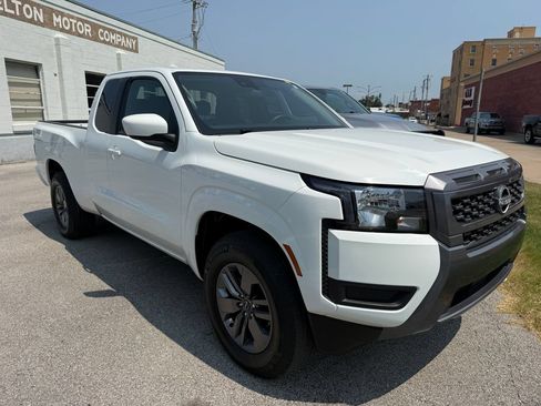 Used 2025 Nissan Frontier SV RWD image 13