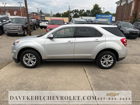 Used 2017 Chevrolet Equinox LT image 2