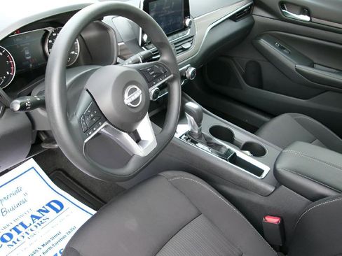 Used 2025 Nissan Altima 2.5 SV image 12