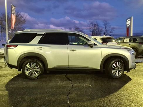 Certified 2024 Nissan Pathfinder SL image 2