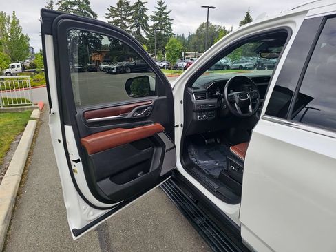 Used 2023 GMC Yukon Denali Ultimate w/ LPO, Floor Liner Package AWD/4WD image 21