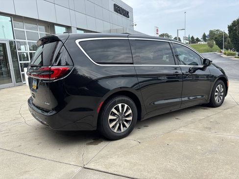 Used 2023 Chrysler Pacifica Touring-L FWD image 6