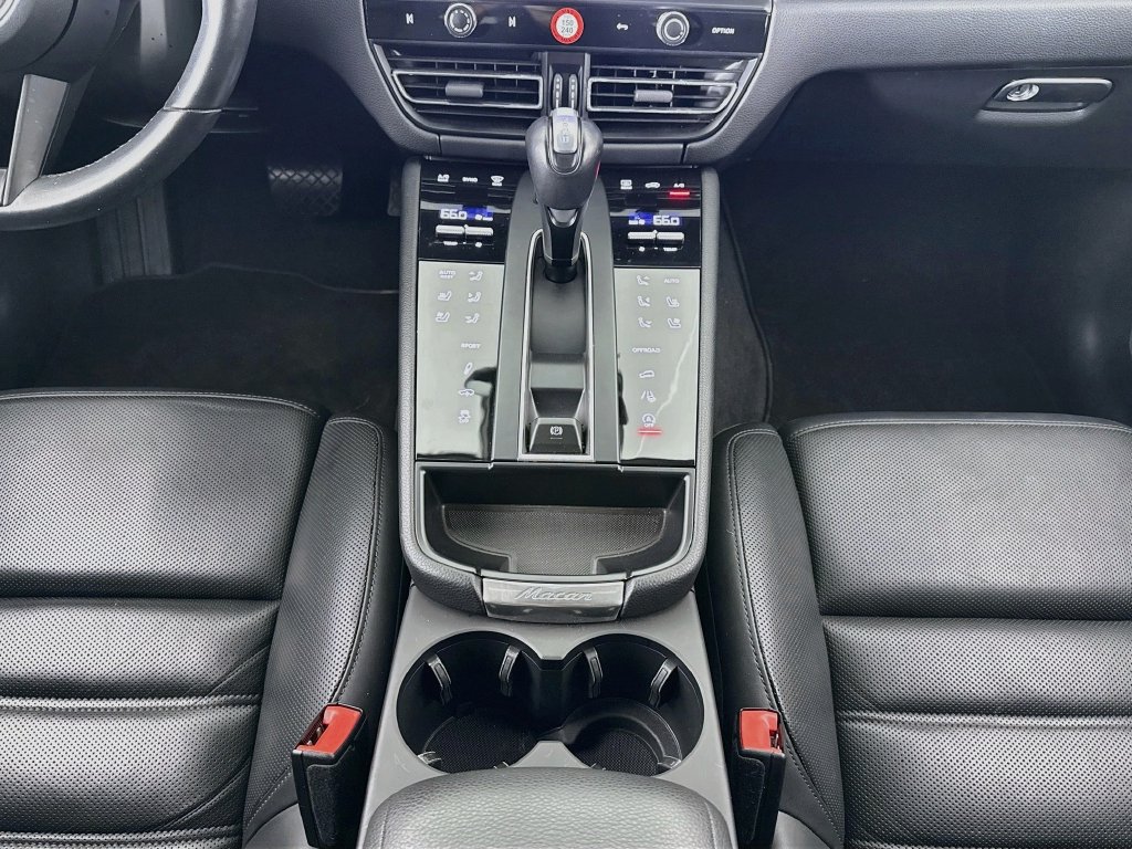 Certified 2024 Porsche Macan AWD/4WD image 16