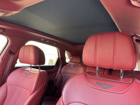 Used 2020 Bentley Bentayga V8 image 17