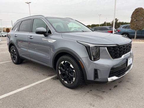 Used 2024 Kia Sorento S w/ Panoramic Sunroof Package image 3