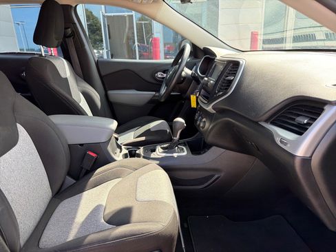 Used 2014 Jeep Cherokee Sport FWD image 25