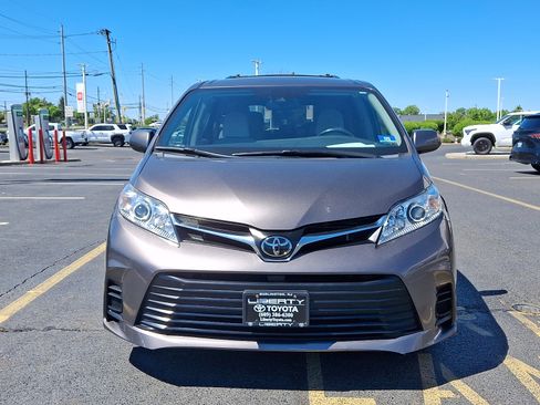 Used 2020 Toyota Sienna LE FWD image 2