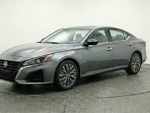 Used 2025 Nissan Altima 2.5 SV image 3