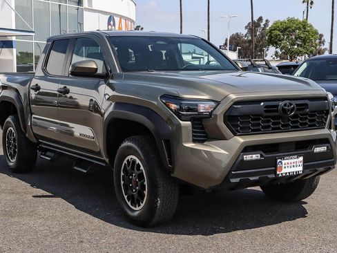 Used 2025 Toyota Tacoma TRD Off-Road AWD/4WD image 3