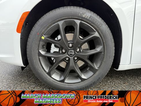 New 2026 Chrysler Pacifica Select image 9