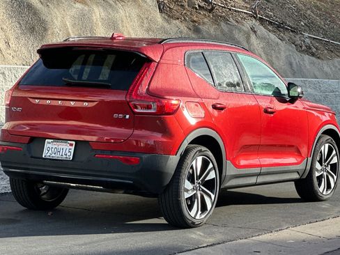 Used 2025 Volvo XC40 B5 Plus image 4