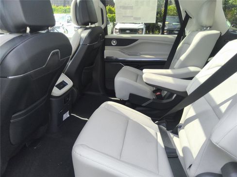 New 2026 Lincoln Navigator L Reserve AWD/4WD image 18
