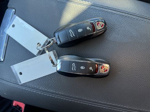 Used 2018 Porsche Cayenne Platinum Edition image 32