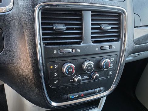 Used 2019 Dodge Grand Caravan SE w/ UConnect Hands-Free Group image 18