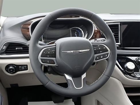 Used 2023 Chrysler Pacifica Limited image 9