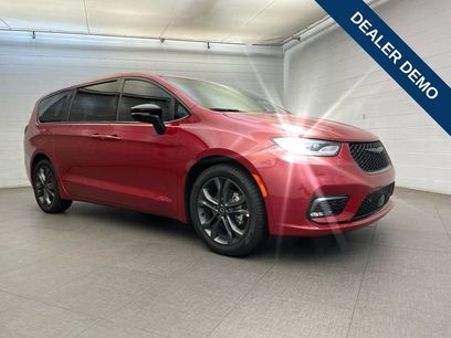 New 2026 Chrysler Pacifica Select