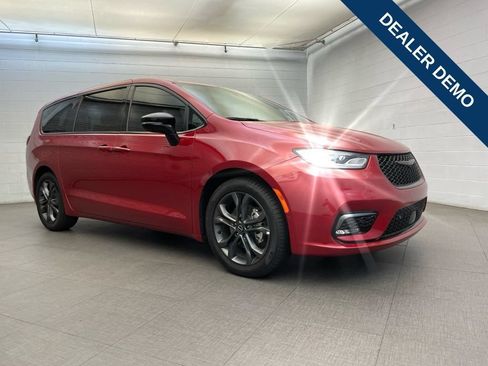 New 2026 Chrysler Pacifica Select FWD image 1