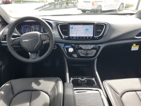 New 2026 Chrysler Pacifica Limited FWD image 7