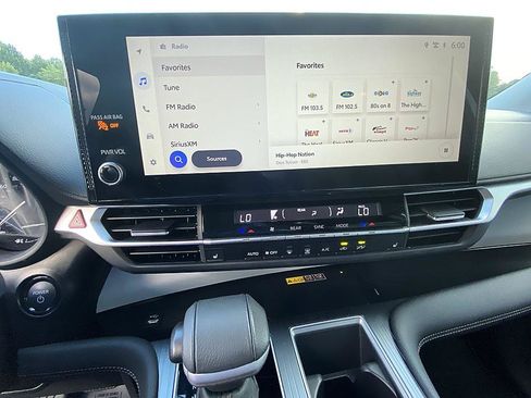 Used 2025 Toyota Sienna XLE FWD image 16