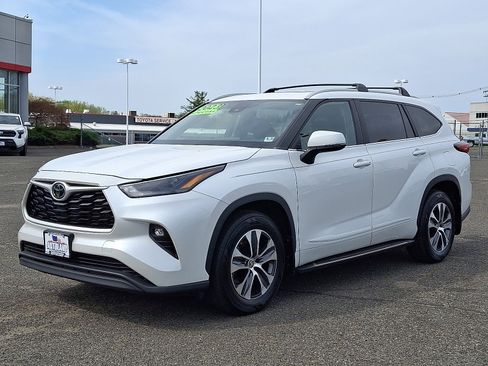 Used 2023 Toyota Highlander XLE image 3