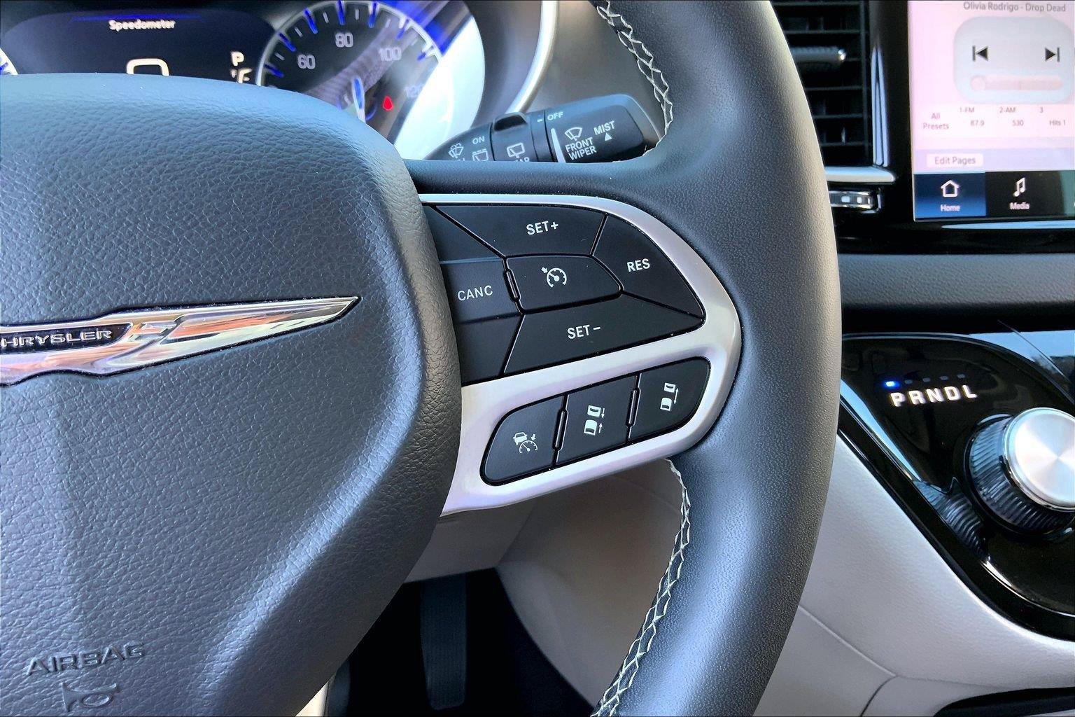 Used 2024 Chrysler Pacifica Touring-L FWD image 18
