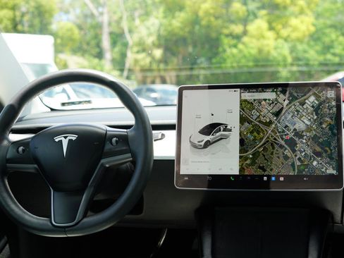 Used 2023 Tesla Model 3 Standard Range RWD image 10