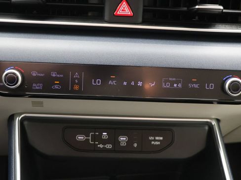 Used 2025 Kia Carnival EX FWD image 23